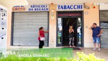 Roma, tabaccaio reagisce a una rapina e spara ma il colpo riesce