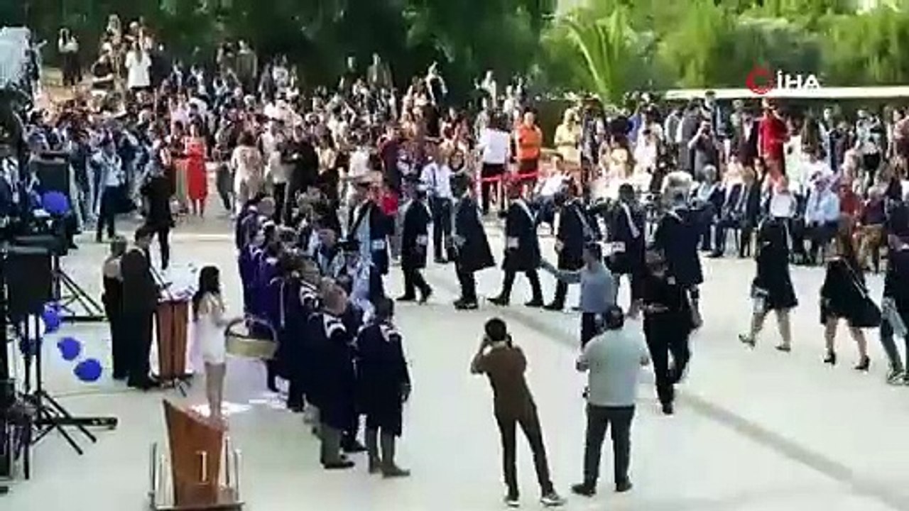 4 yıllık üniversiteyi 2,5 yılda bitirdi, 56 yaşında kep fırlattı