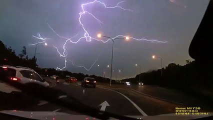Ce conducteur capture un éclair magnifique avec sa dashcam