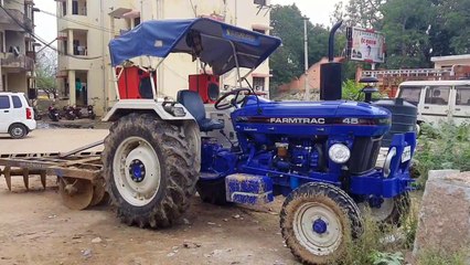 खेत में जुताई रुकवाने गई पुलिस टीम के पीछे दौड़ाया ट्रैक्टर, जीप पर किया पथराव