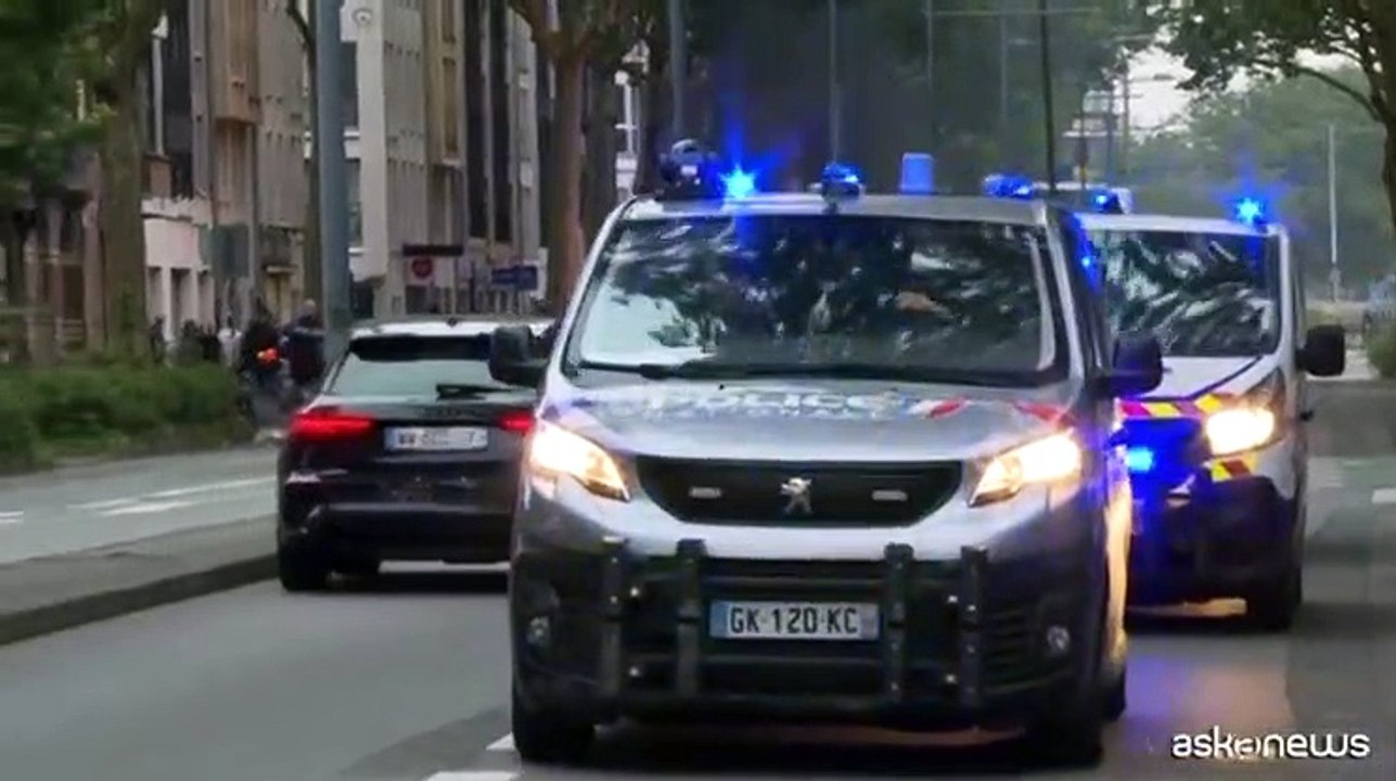 In Francia le banlieue in rivolta, Macron: "tenete i figli a casa"