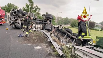 Скачать видео: Si ribalta autocisterna, ferito l'autista. Le immagini dei soccorsi