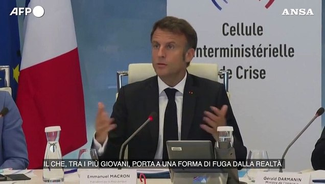 Francia, Macron ai genitori dei giovani manifestanti: Teneteli in casa