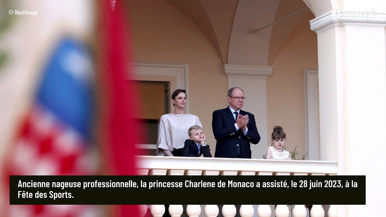 Charlene de Monaco chic dans une tenue très sim...