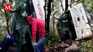 Autobús de pasajeros cae a un barranco en Hidalgo; seis personas resultaron lesionadas