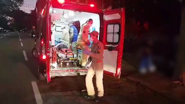 Três pessoas ficam feridas em atropelamento por moto na Rua Paraná