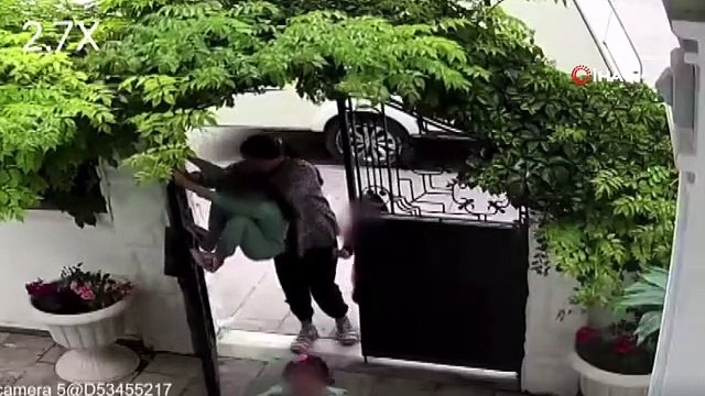 Bu kadarına da 'pes' dedirten hırsız kamerada: Demir kapıyı kırıp çocuklarını salıncakta salladı