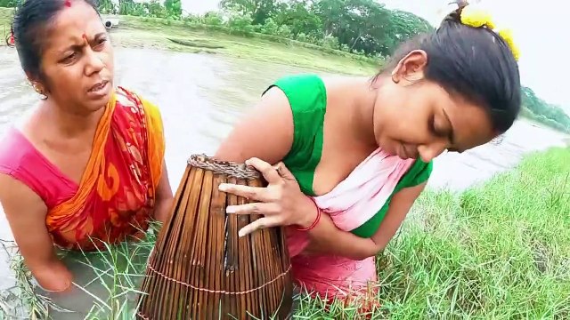Womens are Amazing Fishing Techniques on River _ Use Unique Fish Trap and Catching Catfish