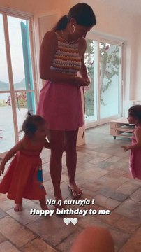 Μπόμπα: Απίστευτη στιγμή μέσα στο σπίτι - Οι δίδυμες χορεύουν & τραγουδούν γύρω από τα πόδια της