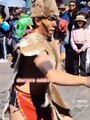 Joven escenifica la danza del venado andino
