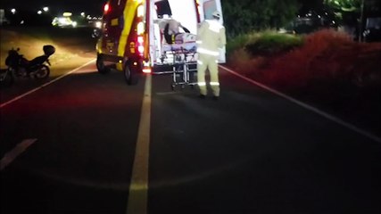 Pneu da moto estoura e piloto quebra a perna ao sofrer a queda no Jardim Turisparque