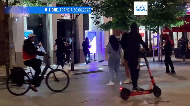 La morte di Nahel: quarta notte di disordini in Francia. Violenze in molte città