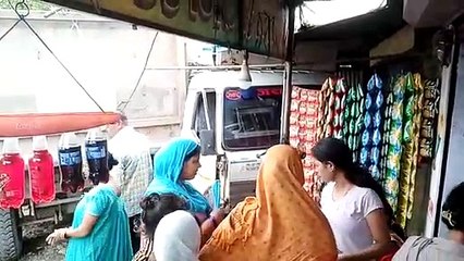 माजदा से टकराकर घर में घुसी टे्रलर