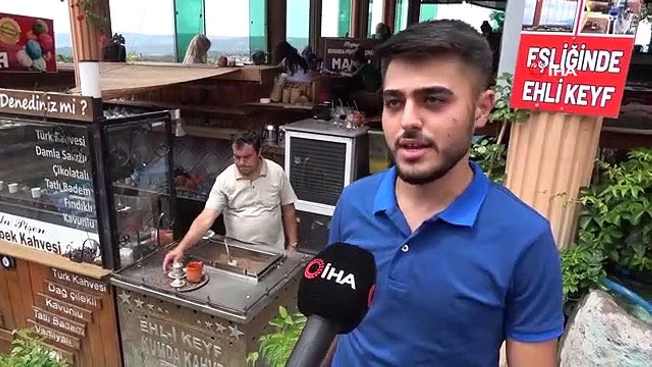 Prendre un café sur le sable à Assos