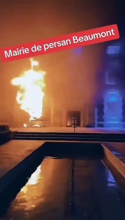 La mairie de Persan-Beaumont, dans le nord de la France, a été incendiée.