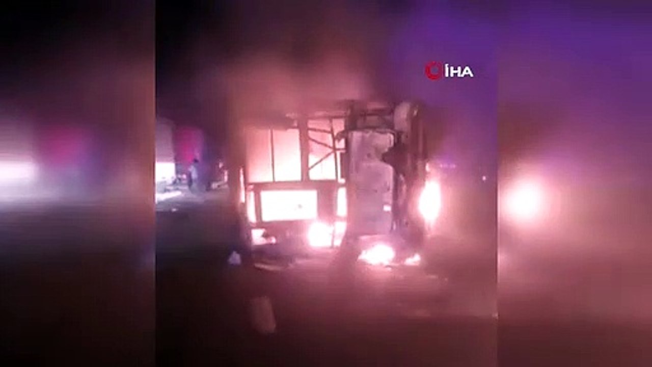 Umgestürzter Bus fing in Indien Feuer: 25 Tote, 8 Verletzte