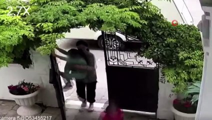 Il a également utilisé ses enfants comme outil pour sa propre disgrâce, le propriétaire regardant les images était abasourdi.