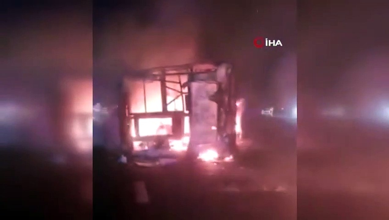 Umgestürzter Bus fing in Indien Feuer: 25 Tote, 8 Verletzte