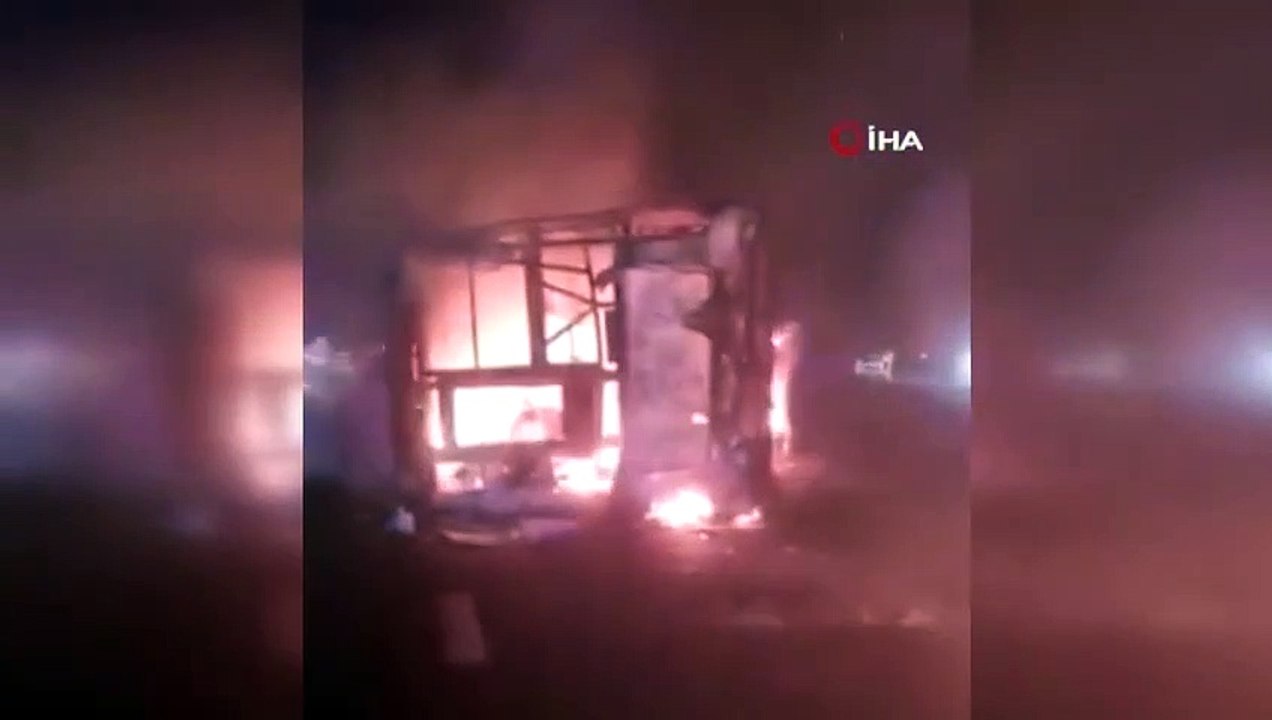 Umgestürzter Bus fing in Indien Feuer: 25 Tote, 8 Verletzte