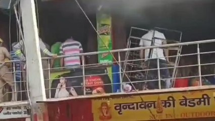 गाजियाबाद: घनी आबादी इलाके में दुकान में लगी भीषण आग, मचा हड़कंप