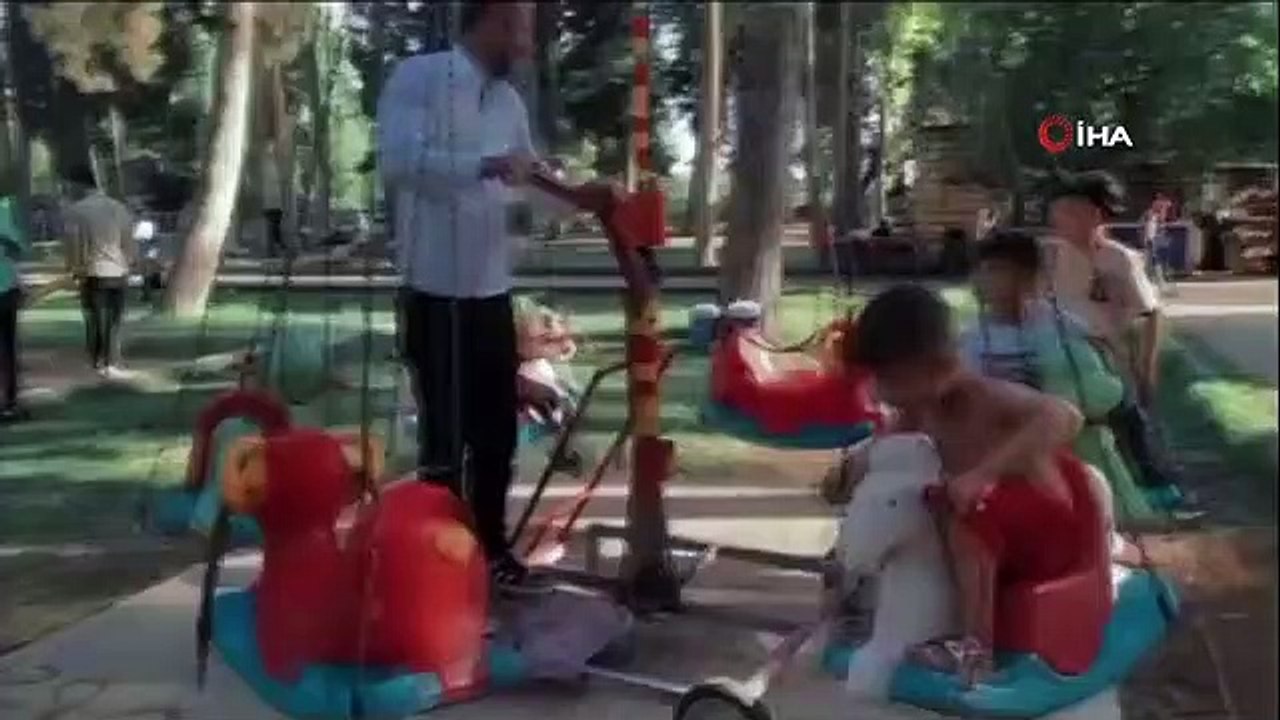 Der Moment des Umkippens des Riesenrads, auf dem die Kinder fahren, wird vor der Kamera festgehalten: 3 Verletzte