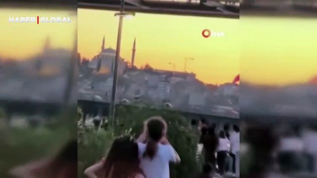 Haliç'te tehlikeli oyun: Serinlemek için Haliç Metro Köprüsü’nden suya atladılar