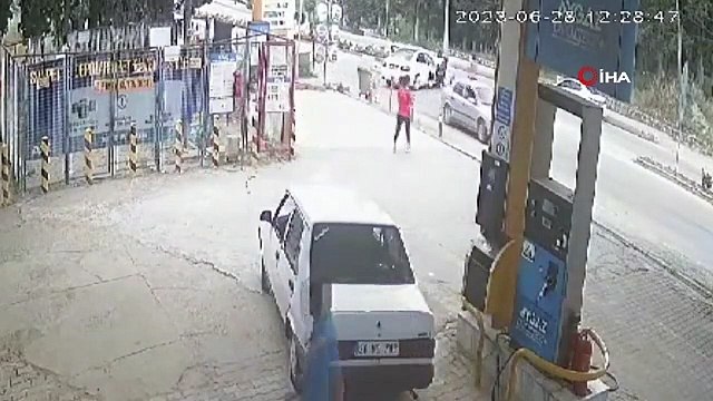 Aşırı hız yapan lüks araç aydınlatma direğine böyle çarptı