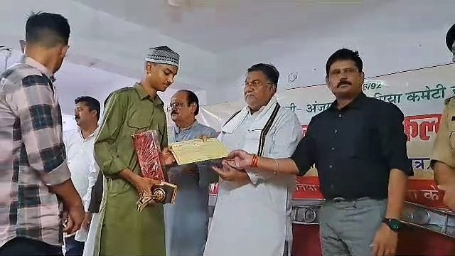 मेधावी विद्यार्थी का सम्मान करते हुए