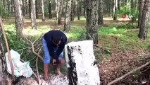La neige enfouie à 1150 d'altitude est soigneusement amenée jusqu'aux bancs.