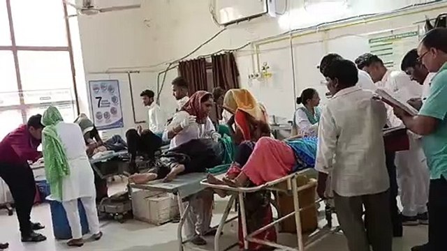 श्रद्धालुओं से भरा टैम्पो पलटा,16 घायल