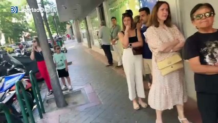 Los lectores hacen cola para que Federico Jiménez Losantos les firme 'El retorno de la derecha'