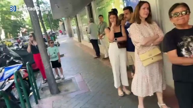 Los lectores hacen cola para que Federico Jiménez Losantos les firme 'El retorno de la derecha'