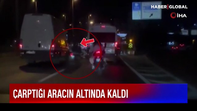 Korkunç kaza anı! Motosikletli çarptığı aracın altında kaldı