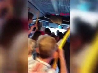 Şoför kapıları açmadı, duraktaki yolcular otobüsü tekmeledi