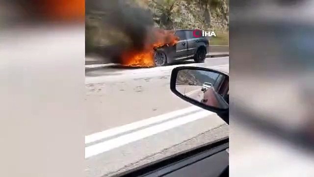 Seyir halinde alev alan lüks cip yanarak kullanılamaz hale geldi