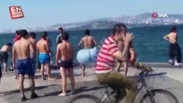 Büyükada'da naylon torba ile denize girdiler