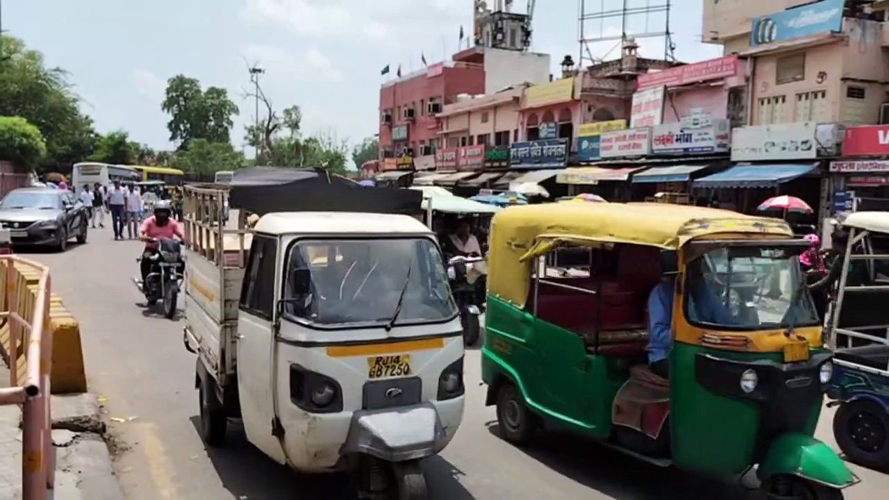 रेलवे स्टेशन के बाहर फुटपाथ से लेकर सडक़ पर कब्जा, यात्री और सैलानी कहां से निकलें