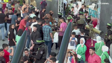 شاهد: حماس تنظم أول معرض للأسلحة والصواريخ بغزة وتسمح بالتقاط الصور