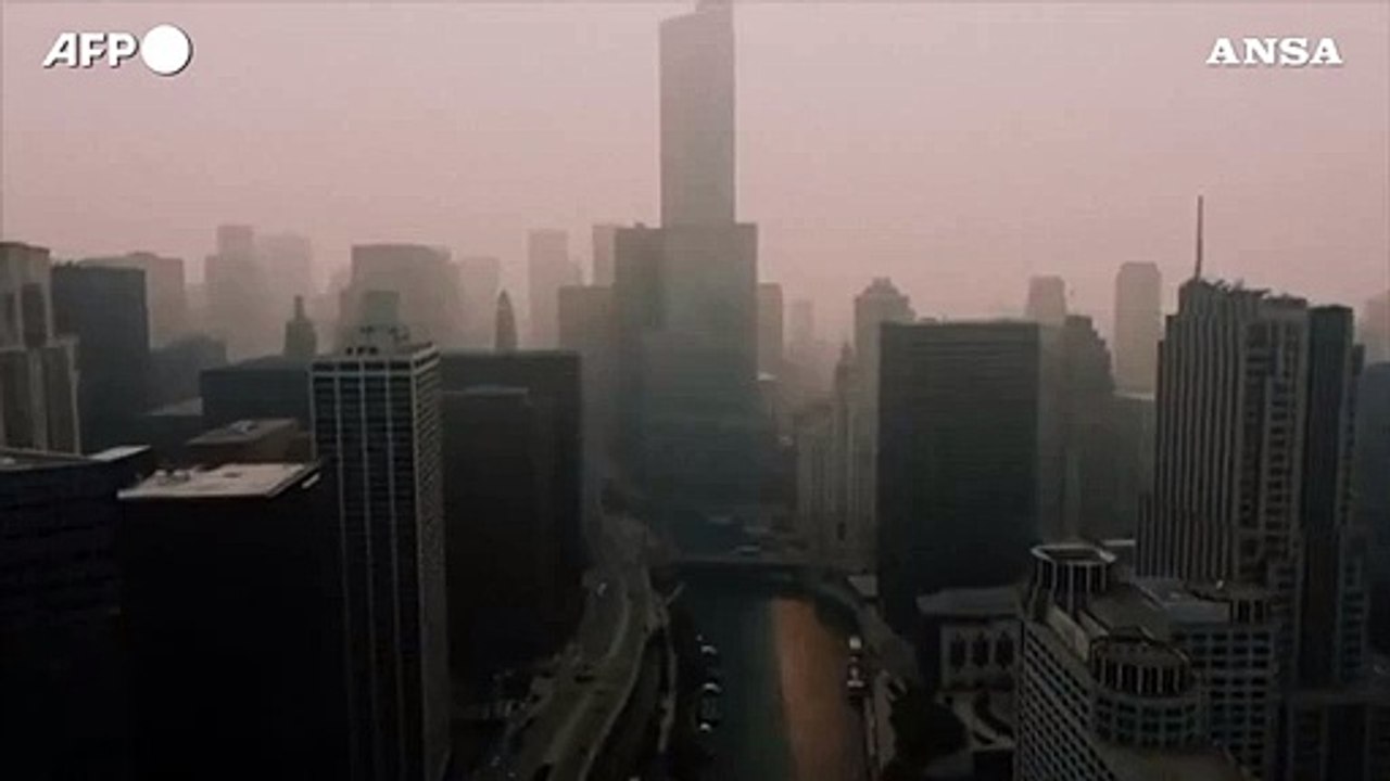 Il fumo degli incendi in Canada "soffoca" Chicago