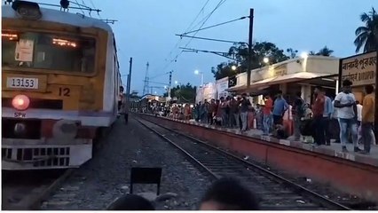 দঃ ২৪ পরগনা: ওভারহেড তার ছিঁড়ে বিপত্তি, শিয়ালদহ দক্ষিণে চরম ভোগান্তি