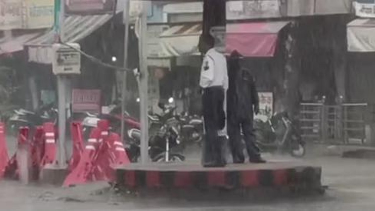 बरस रहा है कुदरत का कहर, इन जिलों के लोगों पर मंडरा रहा है खतरा