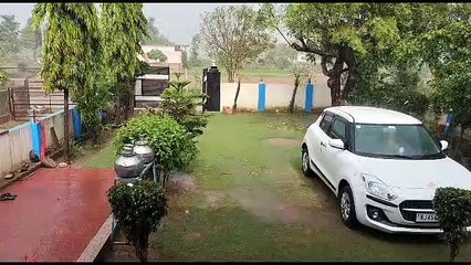 कहीं गर्मी में तपे लोग, कहीं झमाझम बारिश