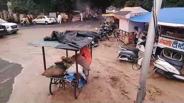 Video... देखें वीडियो फतहसागर देवाली छोर पर बाढ़ जैसे बहा पानी