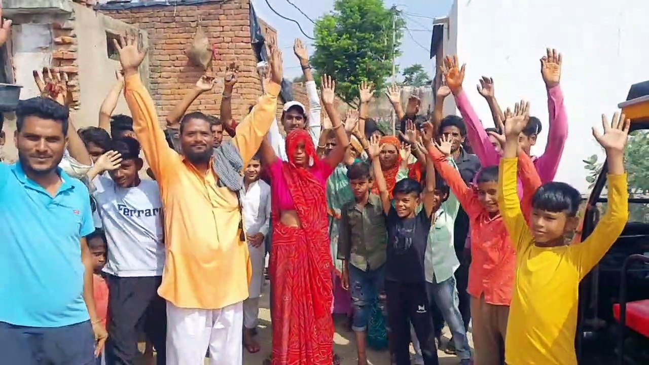 रात में दर्जनों घरों में दौड़ा करंट, लोगों ने लगे झटके, लाखों रुपए के जले उपकरण