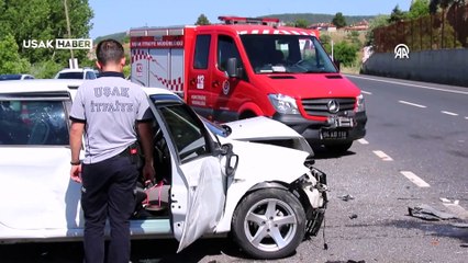Uşak'ta 2 otomobilin çarpışması sonucu sürücüler yaralandı