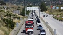 Longue file d'attente formée dans le trafic de retour à l'occasion de l'Aïd al-Adha sur l'autoroute Tosya D100