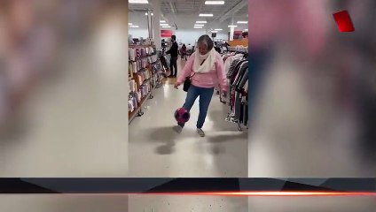 Mağazada top sektiren teyze takılıp düştü