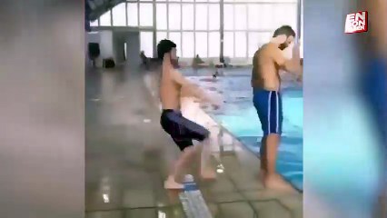 Arkadaşını havuza itmeye çalışan adam kendi düştü