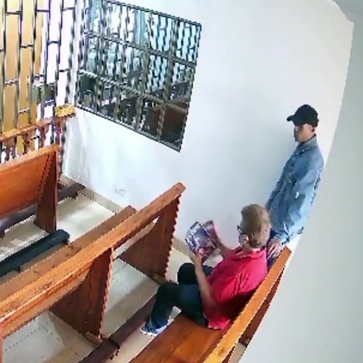 ¡No hay respeto! Hombre roba a mujeres en plena iglesia