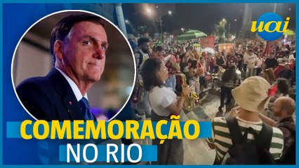 Grupo faz festa no Rio após Bolsonaro ficar inelegível